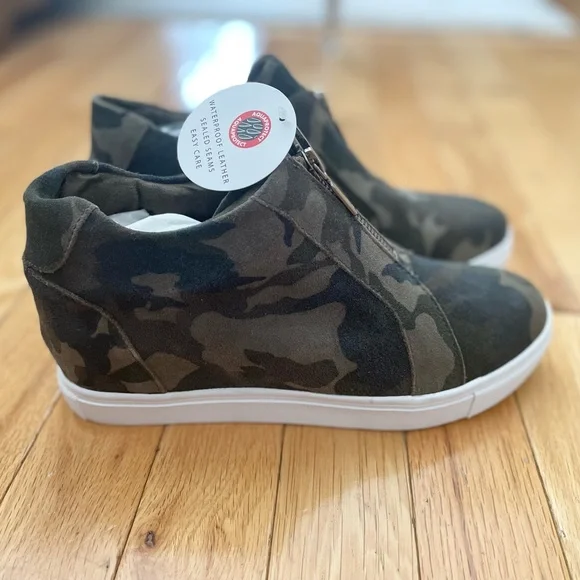 Blondo Glenda Suede Camouflage Wedge Sneaker Size 7M - Picture 2 of 7